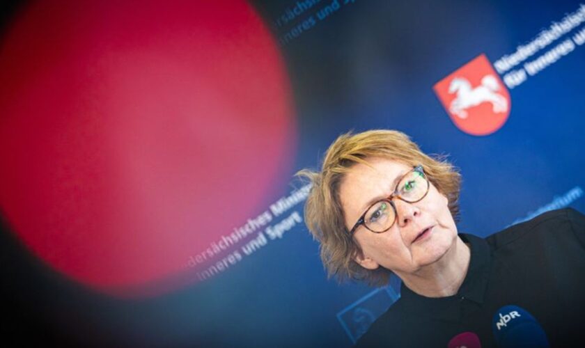 Niedersachsens Innenministerin Behrens ist von den Ergebnissen der Studie beunruhigt. (Archivbild) Foto: Moritz Frankenberg/dpa