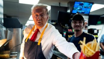 Donald Trump travaille derrière le comptoir lors d'une visite au restaurant McDonald's le 20 octobre 2024 à Feasterville-Trevose, en Pennsylvanie.