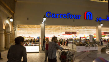 « Ils agrippent notre T-shirt pour nous faire travailler vite » : Carrefour et sa franchise en Arabie saoudite épinglés par Amnesty International