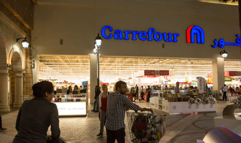 « Ils agrippent notre T-shirt pour nous faire travailler vite » : Carrefour et sa franchise en Arabie saoudite épinglés par Amnesty International