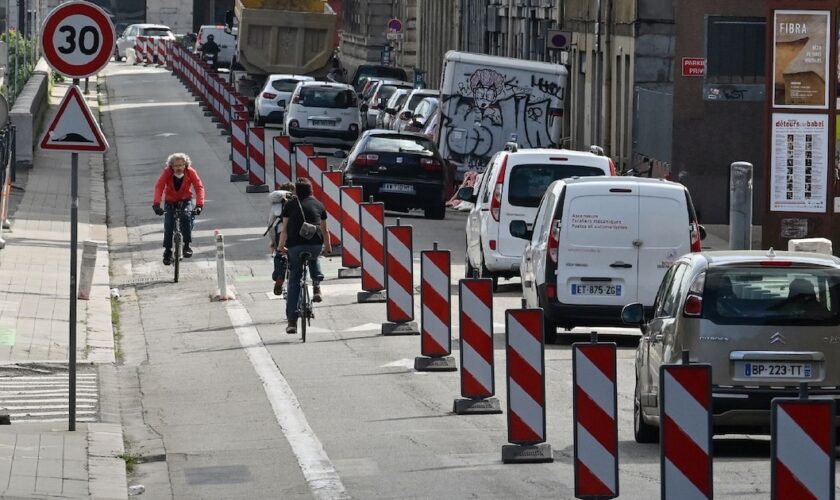 Des cyclistes sur une nouvelle piste cyclable aménagée à Grenoble, le 6 mai 2020