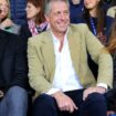 Hugh Grant jubelt auf der Tribüne eines italienischen Aufsteigers