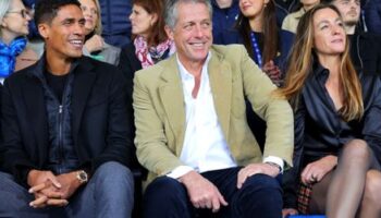 Hugh Grant jubelt auf der Tribüne eines italienischen Aufsteigers