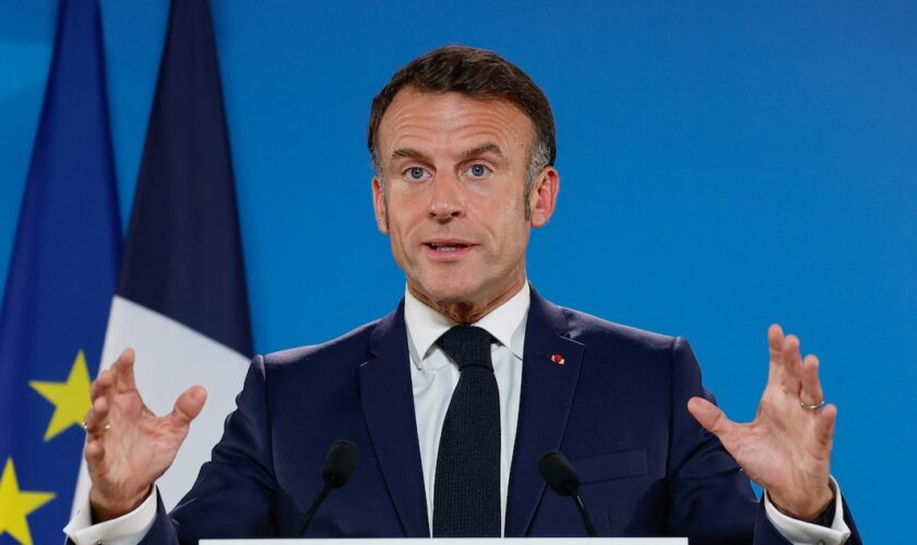 Le président français Emmanuel Macron s'exprime lors d'une conférence de presse après un sommet européen à Bruxelles le 17 octobre 2024.