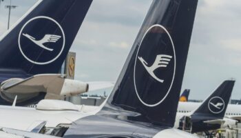 Angesichts harter Konkurrenz stellt die Lufthansa ihre tägliche Verbindung von Frankfurt in die chinesische Hauptstadt Peking ein. Zum Winterflugplan ab dem kommenden Sonntag (27. Oktober) werde die Strecke aus wirtschaftlichen Gründen temporär nicht mehr bedient, sagte eine Unternehmenssprecherin in Frankfurt.  Lufthansa biete aber weiterhin über das zweite Drehkreuz München eine tägliche Direktverbindung nach Peking. Auf dieser Strecke kommt mit dem Airbus A350 ein moderneres Flugzeug mit geringeren Kerosinkosten zum Einsatz. Aus Frankfurt wurden zuletzt ältere Airbus A340 eingesetzt.  Hintergrund der Streckenstreichung ist die internationale Konkurrenz. Der Lufthansa-Konzern hat vielfach den ungleichen Wettbewerb mit Anbietern aus China, der Türkei und dem Persischen Golf beklagt. Die Airlines aus diesen Staaten profitierten von niedrigen Standortkosten, geringen Sozialstandards und hohen staatlichen Investitionen in den Luftverkehrssektor. Zudem nutzen sie im Unterschied weiterhin den von westlichen Gesellschaften boykottierten Luftraum über Russland, sodass sie aus kürzeren Routen weitere Kostenvorteile haben.