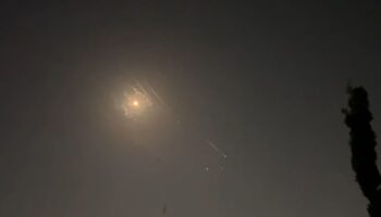 Cette vidéo de l'AFPTV prise le 14 avril 2024 montre des explosions illuminant le ciel de Jérusalem lors de l'attaque iranienne contre Israël. Les Gardiens de la révolution iraniens ont confirmé le 14 avril 2024 qu'une attaque de drones et de missiles était en cours contre Israël en représailles à l'attaque meurtrière du 1er avril contre le consulat de Damas. (Photo AFPTV / AFP)