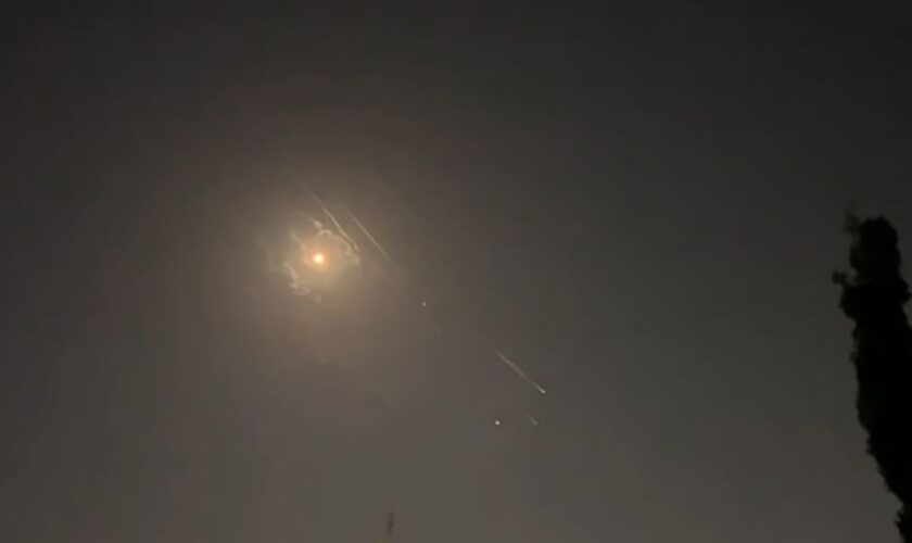 Cette vidéo de l'AFPTV prise le 14 avril 2024 montre des explosions illuminant le ciel de Jérusalem lors de l'attaque iranienne contre Israël. Les Gardiens de la révolution iraniens ont confirmé le 14 avril 2024 qu'une attaque de drones et de missiles était en cours contre Israël en représailles à l'attaque meurtrière du 1er avril contre le consulat de Damas. (Photo AFPTV / AFP)