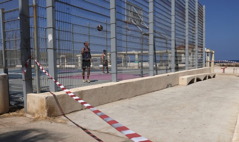 Un bandeau bloque l'entrée de la plage dans la ville portuaire de Haïfa, dans le nord d'Israël, le 25 août 2024