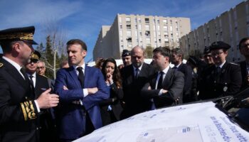 Le président Emmanuel Macron (2e g) et le préfet de police des Bouches-du-Rhône Pierre-Édouard Colliex (g), lors d'une visite axée sur la lutte contre le trafic de drogue dans le quartier de La Castellane, à Marseille, le 19 mars 2024