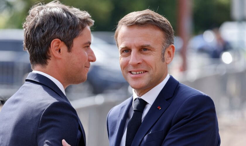 Emmanuel Macron et Gabriel Attal lors d'une cérémonie le 18 juin 2024, soit 9 jours après l'annonce de la dissolution.