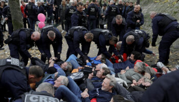 À Paris, la police envoyée pour déloger les joueurs de pétanque du Clap, iconique club de Montmartre