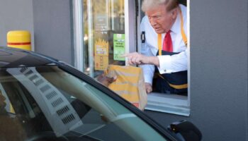 Donald Trump sert des frites chez McDonald’s pour attaquer Kamala Harris