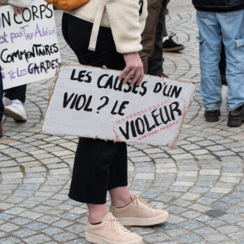 L'écriture face à la réalité: faut-il décrire les violences sexuelles de manière crue?