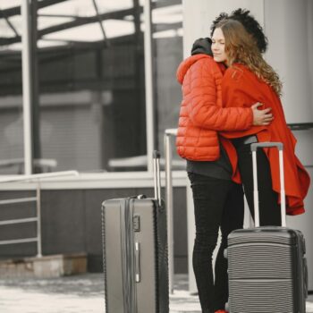 Dans cet aéroport, le temps des adieux à ses proches est compté