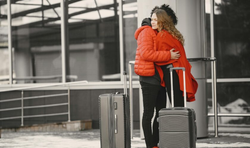 Dans cet aéroport, le temps des adieux à ses proches est compté