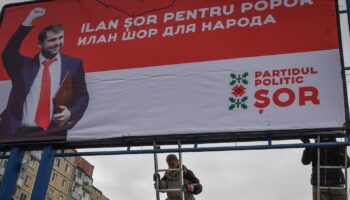 Installation d'une affiche de campagne du candidat Ilan Shor à Chisniau en Moldavie, le 13 février 2019