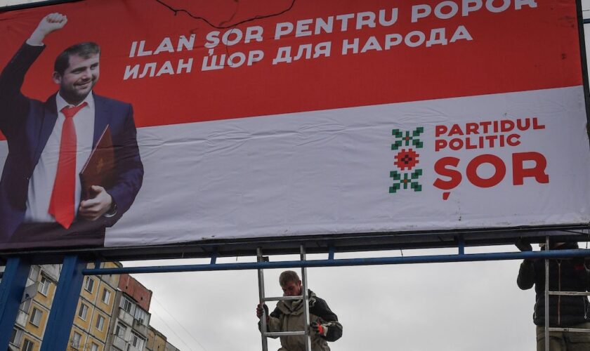 Installation d'une affiche de campagne du candidat Ilan Shor à Chisniau en Moldavie, le 13 février 2019