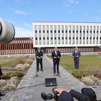 Boris Pistorius, ministre allemand de la Défense, s'est adressé aux journalistes après la cérémonie d'installation de la  Force opérationnelle de commandement Baltic (CTF Baltic) à Rostock.