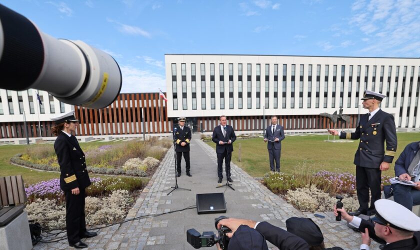 Boris Pistorius, ministre allemand de la Défense, s'est adressé aux journalistes après la cérémonie d'installation de la  Force opérationnelle de commandement Baltic (CTF Baltic) à Rostock.