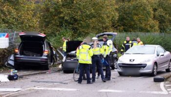 Eine Mutter und ihre zwei kleinen Söhne starben noch an der Unfallstelle. Foto: -/SDMG/dpa