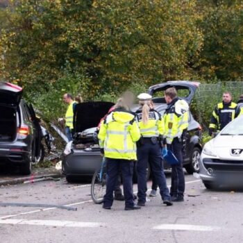 Eine Mutter und ihre zwei kleinen Söhne starben noch an der Unfallstelle. Foto: -/SDMG/dpa