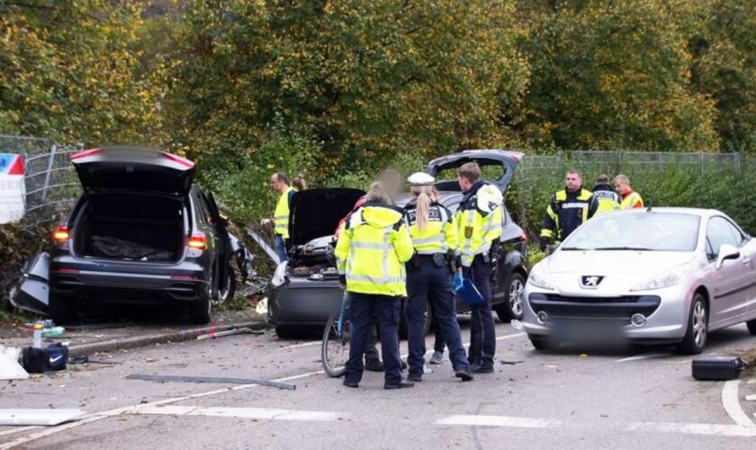 Eine Mutter und ihre zwei kleinen Söhne starben noch an der Unfallstelle. Foto: -/SDMG/dpa