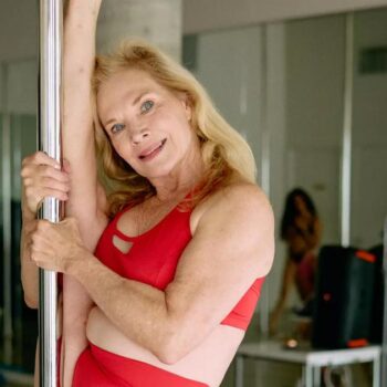 Mary Caryl, 71 ans et star de pole dance