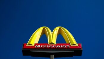 McDonald's-Logo vor blauem Himmel in Dearborn, Michigan