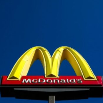 McDonald's-Logo vor blauem Himmel in Dearborn, Michigan