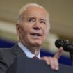 Reprenant un slogan de son prédécesseur, Biden suggère d'« enfermer » Trump