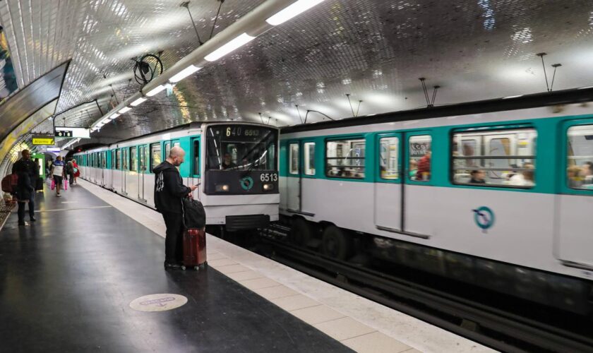 Le parquet ouvre une enquête pour un maillot « anti-juif » dans le métro parisien