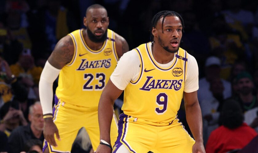 NBA : l’entrée commune et historique de LeBron James et son fils Bronny avec les Los Angeles Lakers