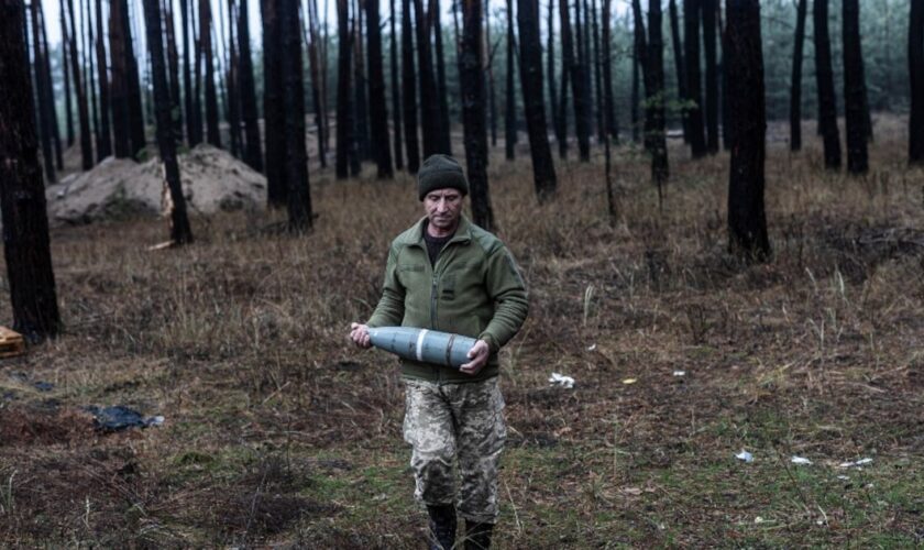 Un soldat ukrainien en train de charger un obus d'artillerie, le 28 octobre 2023 en Ukraine