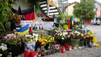 Am Tatort wurden Blumen niedergelegt für die beiden getöteten ukrainischen Soldaten im Alter von 23 und 36 Jahren waren zur medi