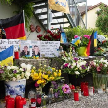 Am Tatort wurden Blumen niedergelegt für die beiden getöteten ukrainischen Soldaten im Alter von 23 und 36 Jahren waren zur medi