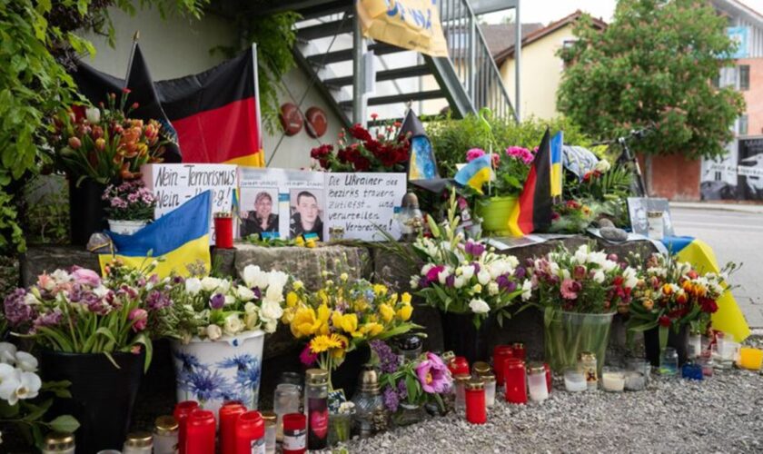 Am Tatort wurden Blumen niedergelegt für die beiden getöteten ukrainischen Soldaten im Alter von 23 und 36 Jahren waren zur medi