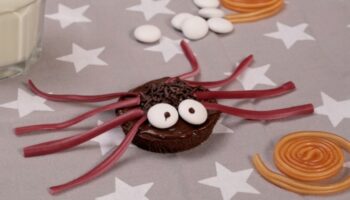 Rezeptidee: Leckerer Snack: Diese Muffins in Spinnenform sind der absolute Halloween-Knaller