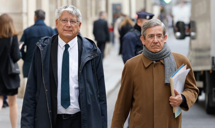 Le député du Nouveau Front Populaire, membre du parti de gauche La France Isoumise (LFI) et président de la commission des Finances Eric Coquerel (à gauche) et membre du Groupe Libertés, Indépendants, Outre-mer et Territoires (LIOT) et le député Charles de Courson (à droite) sortent de l'Hôtel de Matignon après une réunion pour réclamer les lettres plafonds fixant les crédits des ministères au titre du projet de budget 2025, à l'Assemblée nationale à Paris, le 17 septembre 2024