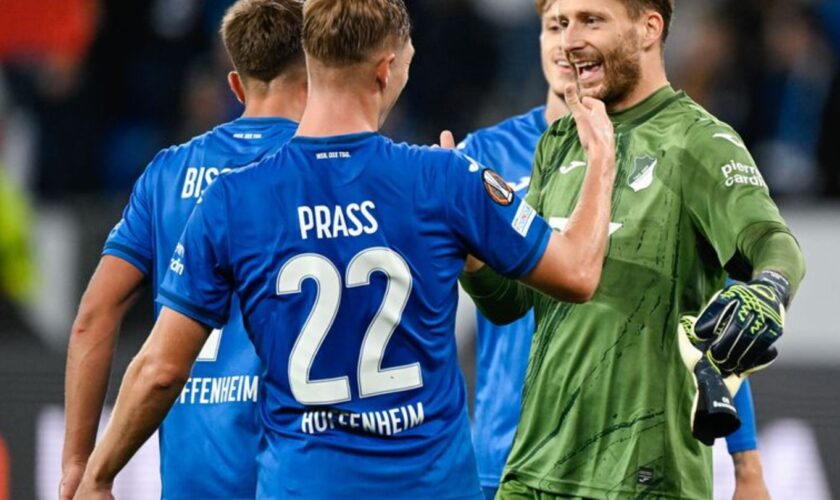 Beim FC Porto will sich Hoffenheim mit Torwart Oliver Baumann (r) schadlos halten. Foto: Uwe Anspach/dpa