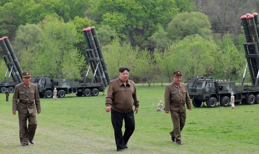 Cette photo prise le 22 avril 2024 et diffusée le lendemain montre le dirigeant nord-coréen Kim Jong Un (c) observant un exercice militaire simulant "une contre-attaque nucléaire", dans un lieu non divulgué en Corée du Nord