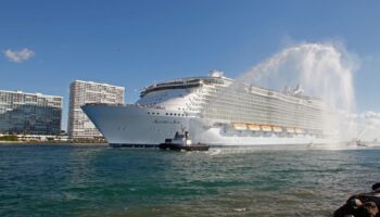 Royal Caribbean International's cruise ship 'Allure of the Seas' enters its new home port in Fort Lauderdale as seen from nearby Hollywood, Florida, November 11, 2010. The world's largest cruise ship joins its sister ship 'Oasis of the Seas', operating out of Port Everglades in Fort Lauderdale. The ship, which is capable of carrying 6,318 guests, was built in Turku, Finland. REUTERS/Joe Skipper (UNITED STATES - Tags: SOCIETY TRANSPORT TRAVEL)