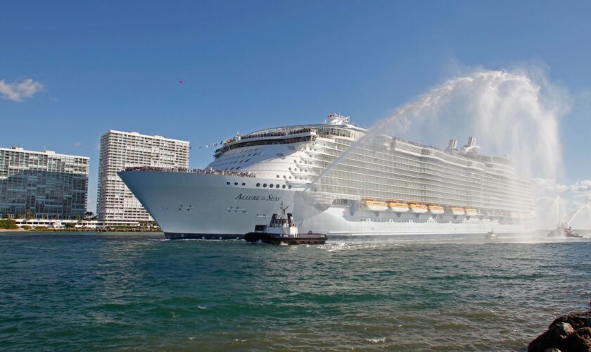 Royal Caribbean International's cruise ship 'Allure of the Seas' enters its new home port in Fort Lauderdale as seen from nearby Hollywood, Florida, November 11, 2010. The world's largest cruise ship joins its sister ship 'Oasis of the Seas', operating out of Port Everglades in Fort Lauderdale. The ship, which is capable of carrying 6,318 guests, was built in Turku, Finland. REUTERS/Joe Skipper (UNITED STATES - Tags: SOCIETY TRANSPORT TRAVEL)