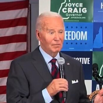 « Enfermez-le » : Biden reprend un vieux slogan de Trump et l’utilise contre lui