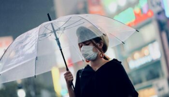 Le Japon espère venir à bout des attaques au couteau dans ses trains grâce à des parapluies