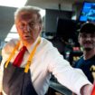 Donald Trump travaille derrière le comptoir lors d'une visite au restaurant McDonald's le 20 octobre 2024 à Feasterville-Trevose, en Pennsylvanie.