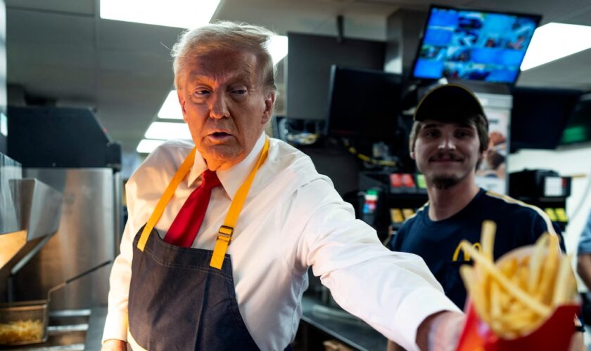 Donald Trump travaille derrière le comptoir lors d'une visite au restaurant McDonald's le 20 octobre 2024 à Feasterville-Trevose, en Pennsylvanie.