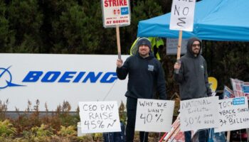 Les machinistes de Boeing rejettent l’accord et poursuivent la grève : “On lâche rien”