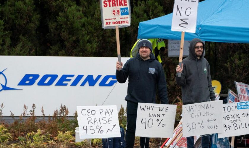 Les machinistes de Boeing rejettent l’accord et poursuivent la grève : “On lâche rien”