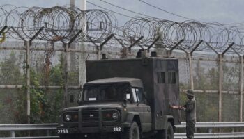 Un soldat sud-coréen inspecte un véhicule militaire près d'un point de contrôle militaire du pont Tongil, sur la route menant à la ville nord-coréenne de Kaesong, le 15 octobre 2024 à Paju, en Corée du Sud