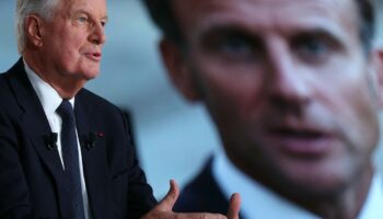 Le Premier ministre français Michel Barnier s'exprime à côté d'un écran affichant une photo du président français Emmanuel Macron lors de l'émission politique "L'Événement" diffusée sur la chaîne de télévision française France 2